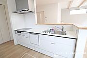 IHクッキングヒーターは2口+ラジエントヒーター付。アルミや土鍋等も使用でき、調理の幅が広がります。