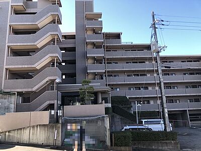 外観:近鉄富雄駅へ徒歩7分の便利な立地!キッチン新調、クロス・フローリング貼替など大規模リフォーム済のお部屋です 外観:近鉄富雄駅へ徒歩7分の便利な立地!キッチン新調、クロス・フローリング貼替など大規模リフォーム済のお部屋です