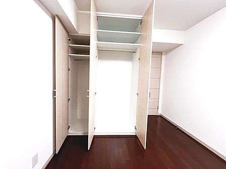いつでもお部屋をスッキリお使い頂ける収納スペースを設置。