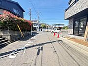前面道路は幅員約6mございます。