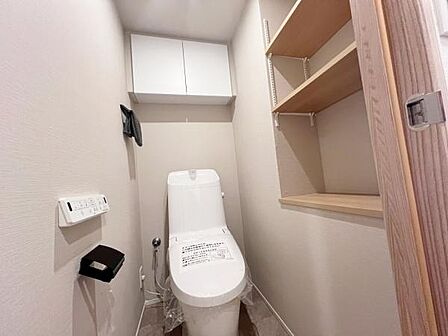 快適に使用できる温水洗浄便座付きトイレです。