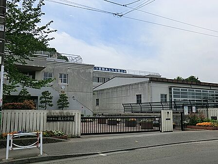 川崎市立岡上小学校まで約1000m(徒歩13分)