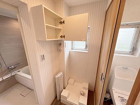 ランドリースペースです。身支度を整えながら洗濯機の操作を行えます。