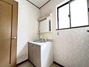 洗面化粧台です。朝の身支度から1日が始まります。