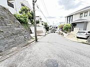 前面道路を含めた現地写真です。