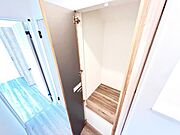 いつでもお部屋をスッキリお使い頂ける収納スペースを設置。
