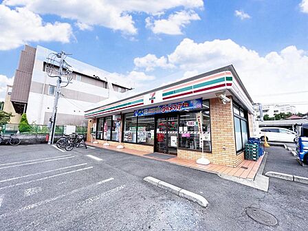 セブン-イレブン 多摩諏訪越通り店まで約700m(徒歩9分)