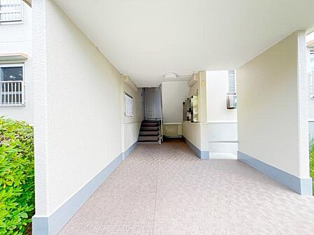 明るい陽射しが差し込むエントランス