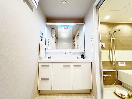 洗面化粧台です。朝の身支度から1日が始まります。