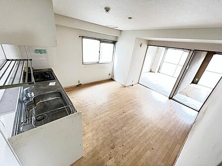 お食事中もキッチンと会話が楽しめるダイニングスペース。