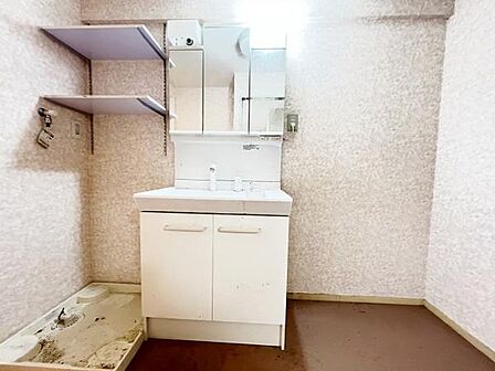 洗面化粧台です。朝の身支度から1日が始まります。