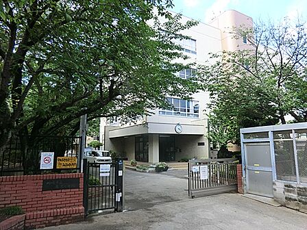 川崎市立長沢小学校まで約760m（徒歩10分）