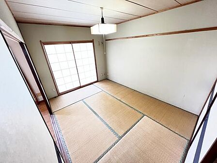 和室スペースです。畳のお部屋は寛げる空間ですね。