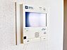 設備：訪問者を確認できるTVモニター付きインターフォンです。