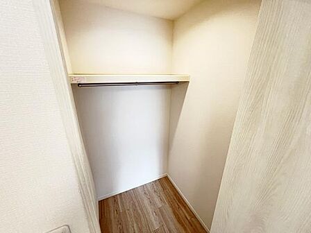 ウォークインクローゼットがあり収納スペースも豊富。季節物もスッキリ片付きそうです。