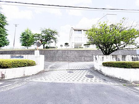 多摩市立鶴牧中学校まで約1370m(徒歩18分)