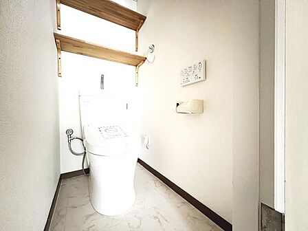 シャワー洗浄機能付のトイレは、清潔感が印象的な空間ですね。