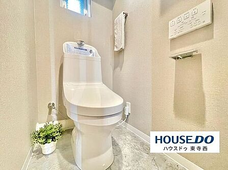 清潔感のあるすっきりとしたトイレ。小さなグリーンが空間にやさしい印象を添えています。