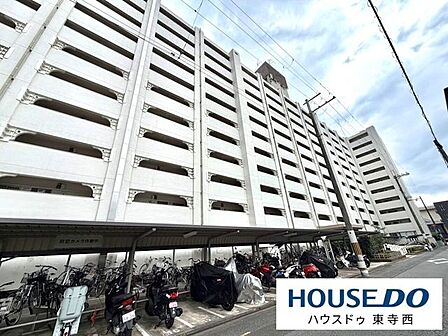 総戸数245戸の落ち着いた大規模マンション。近鉄東寺駅まで徒歩10分の便利な立地です。