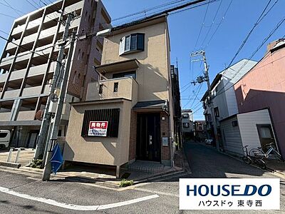 外観:南東角地で陽当り・通風に恵まれた立地。3階建て木造で存在感あり。丁寧に管理された外観で、帰宅時も気持ちいいです。 外観:南東角地で陽当り・通風に恵まれた立地。3階建て木造で存在感あり。丁寧に管理された外観で、帰宅時も気持ちいいです。
