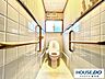 トイレ：戸建てならではのゆとりあるトイレです。窓付きで換気しやすく、清潔に保ちやすい空間です。