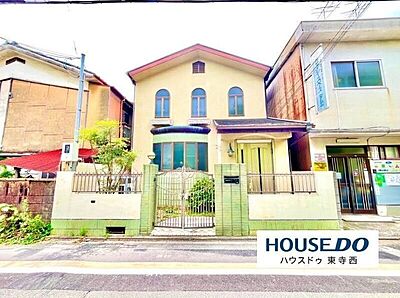 外観:明るい色合いと洋風のデザインが目を引く外観。植栽もあり、親しみやすい雰囲気の住まいです。 外観:明るい色合いと洋風のデザインが目を引く外観。植栽もあり、親しみやすい雰囲気の住まいです。