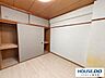 洋室：収納を備えた洋室。木目を取り入れた内装で、寝室や個室として使いやすい空間です。