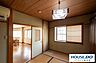 和室：8帖の広々和室。畳の香りが心を和ませます。客間として、家族のくつろぎの場として、多用途に活躍する実績ある個室です。
