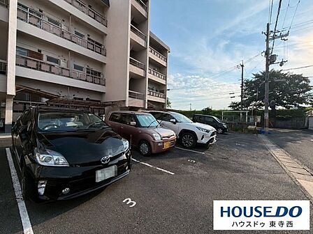 駐車場完備で入居者の利便性向上。管理状態も良好。月々の管理費10、000円＋修繕積立5、000円で運用可能。初心者向け投資に最適な設定です。