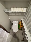 快適なウォシュレット付洋式便器を採用 。手洗い器やタオル掛けを備えたトイレドレッサーを標準装備し、ゲストにも気持ちよく使っていただける、機能性とデザイン性を両立した空間に仕上げています 。