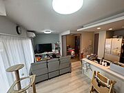 開放感あふれるリビングは、家族が自然と集まる明るい空間。24時間換気システムにより常に新鮮な空気が循環し、空調下地やコンセント配置も考え抜かれた、家具レイアウトがしやすい間取りです 。
