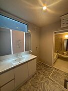 〜ｂathroom vanity〜3面鏡の洗面化粧台。使う頻度は毎日となるため、使いやすさと機能的が特徴です。
