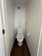快適な温水洗浄便座を標準装備した、清潔感あふれるトイレ空間 。各階に設置されているので、朝の混雑時も安心です 。節水機能も備えた最新モデルで、日々の掃除のしやすさにも配慮されています。