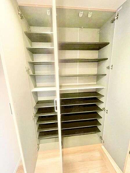 靴も道具もしまえる玄関