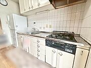 3つ口コンロ・収納豊富なキッチンでで毎日のお料理もスムーズに♪