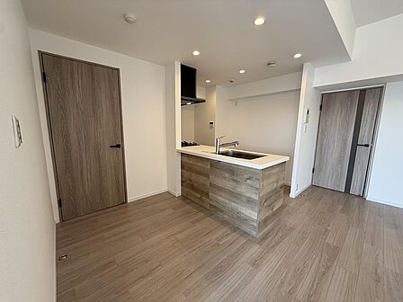 すべての部屋へ行く動線がLDKを通る設計なので、自然と家族が顔を合わせる機会が増え、コミュニケーションが生まれやすい住まいです。