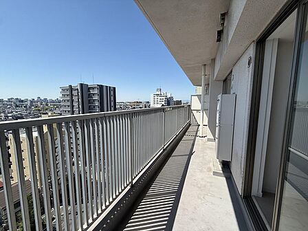 南向きで日当たり良好。洗濯物もよく乾き、景色を楽しみながらリラックスできます。