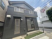 グレーを基調としたシックな外観で、落ち着きと上品さを兼ね備えた住まいです。