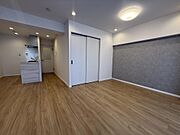必要に応じて独立した空間として利用できる、使い勝手の良い洋室。