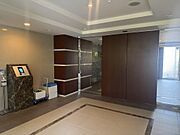 オートロックを備えた、安心感のあるエントランス空間です。落ち着いた佇まいが住まいの品格を感じさせます。