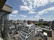 周囲に高い建物がなく、日当たり・風通しともに良好な開放感のある眺望です。
