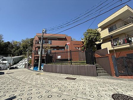 青空に美しく映える外観!高台に住まう誇りを象徴する、堂々たる佇まいです。