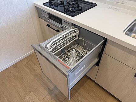 食洗機付きのシステムキッチンで、食後の片付けを効率化。家事の負担を軽減し、家族との時間を大切にできるゆとりある暮らしをサポートする便利な設備です。