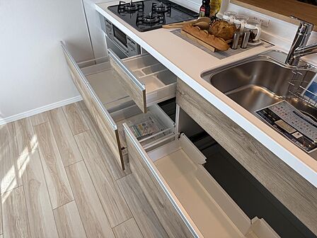 スライド式収納を採用したキッチン。奥まで見渡しやすく出し入れもスムーズで、調理器具や食器を整理しやすい仕様です♪