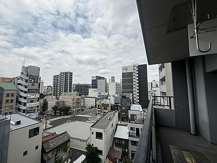 周辺に高い建物が隣接しておらず、開放的な街並みを見渡せる7階からの眺望です!心地よい風と陽射しを感じながら、朝の目覚めや夕暮れ時のひとときを穏やかに過ごせる、贅沢なプライベートロケーションです!