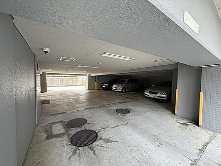 雨の日でも大切な愛車が濡れにくい屋内仕様の駐車場です!乗り降りや荷物の出し入れもスムーズに行えて快適♪敷地内にあるため、お出かけ時の移動もスムーズで、日々の暮らしにさらなる利便性をプラスします!