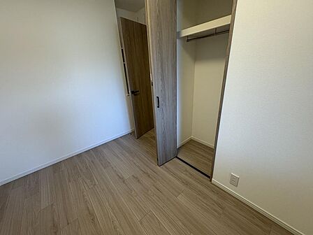 収納付きでお部屋をすっきり保ちやすい洋室。季節用品や衣類もしっかり収納できます。