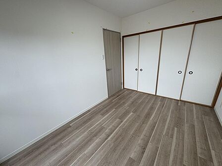 洋室に隣接した和室（引き戸閉鎖時）。扉をしっかりと閉めれば、独立した落ち着きのあるプライベート空間へ早変わり。来客時の寝室や、リモートワーク、静かに集中したい趣味の時間にも重宝します！