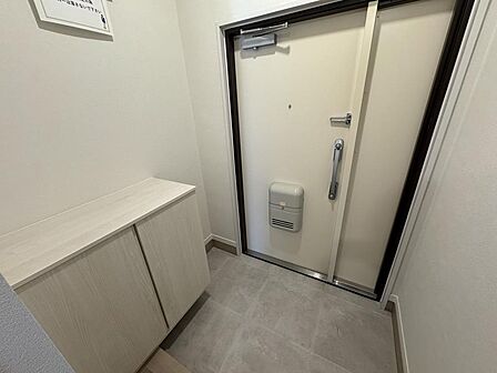 明るくスッキリとした玄関ホール!背の低いシューズボックスの上にはお気に入りの小物や植物を飾って、季節感のあるインテリア演出が楽しめます♪