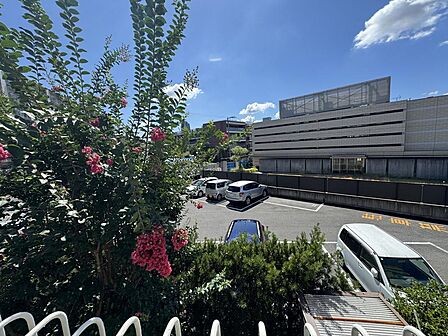 青空と緑の景観を望む開放的なバルコニー!奥行きがあり、陽当り・通風ともに良好で、お洗濯物を干す際も気持ちよく作業が行えます♪